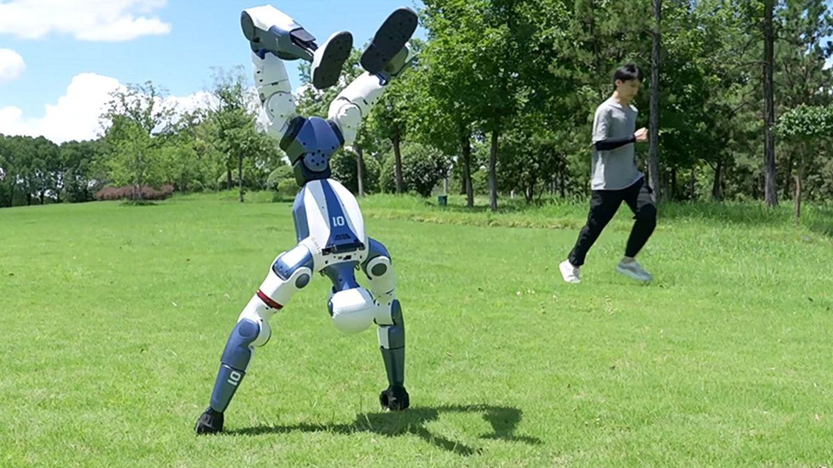 Unitree R1 Basic humanoid robot
