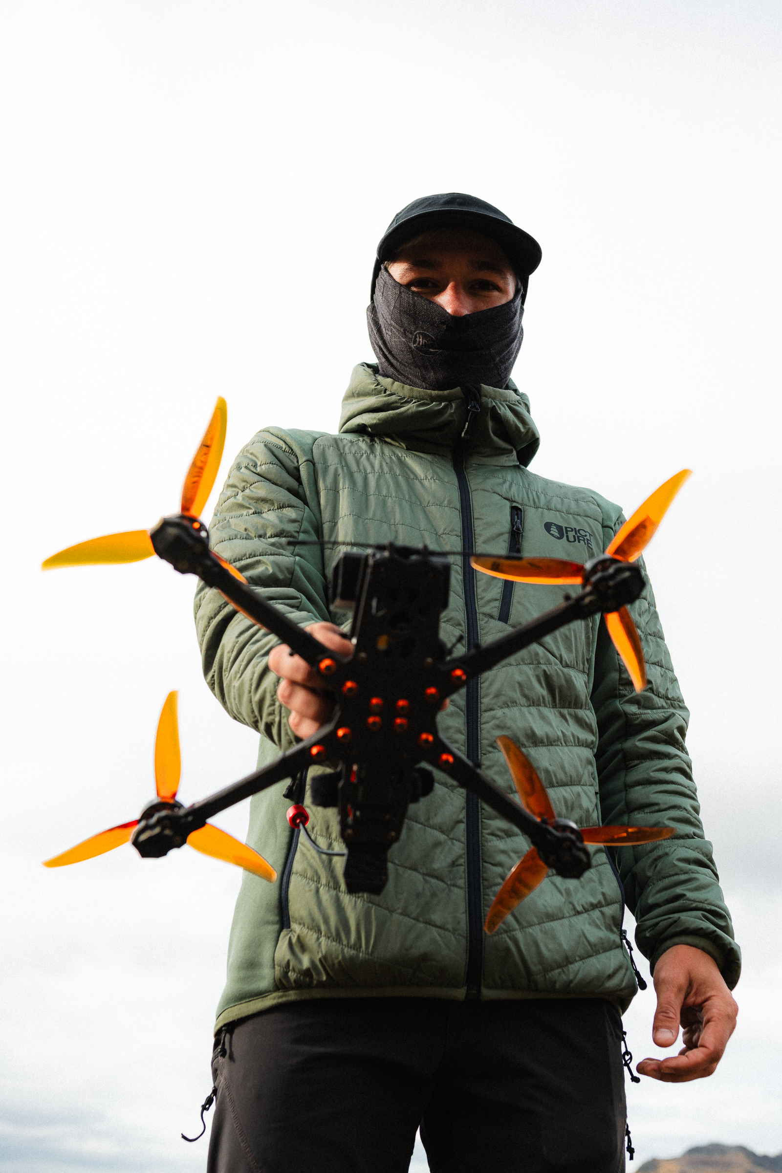 Thibault Laupretre, pilote de drone FPV, tient dans sa main un drone.