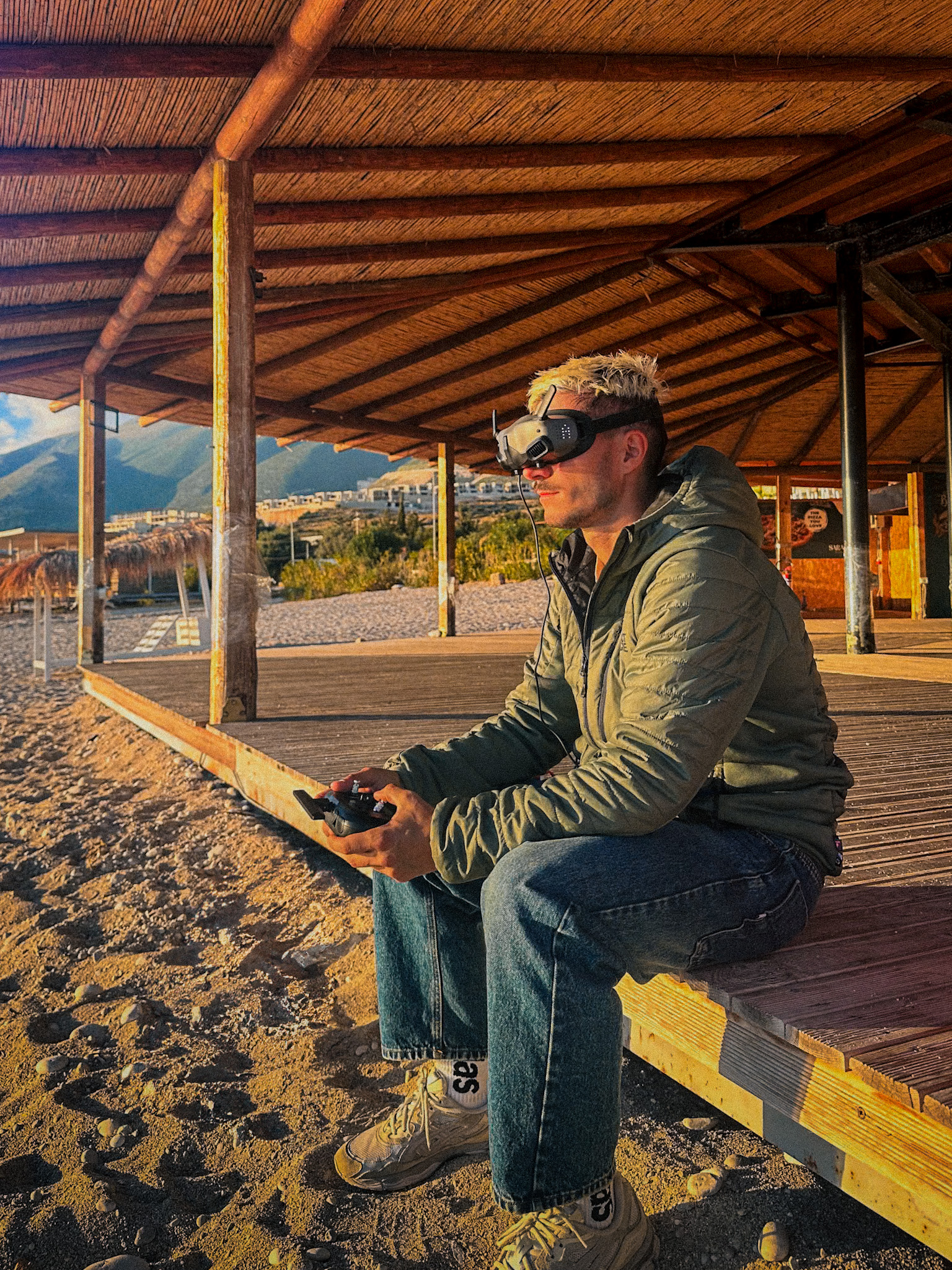 Thibault Laupretre entrain de piloter son drone FPV.