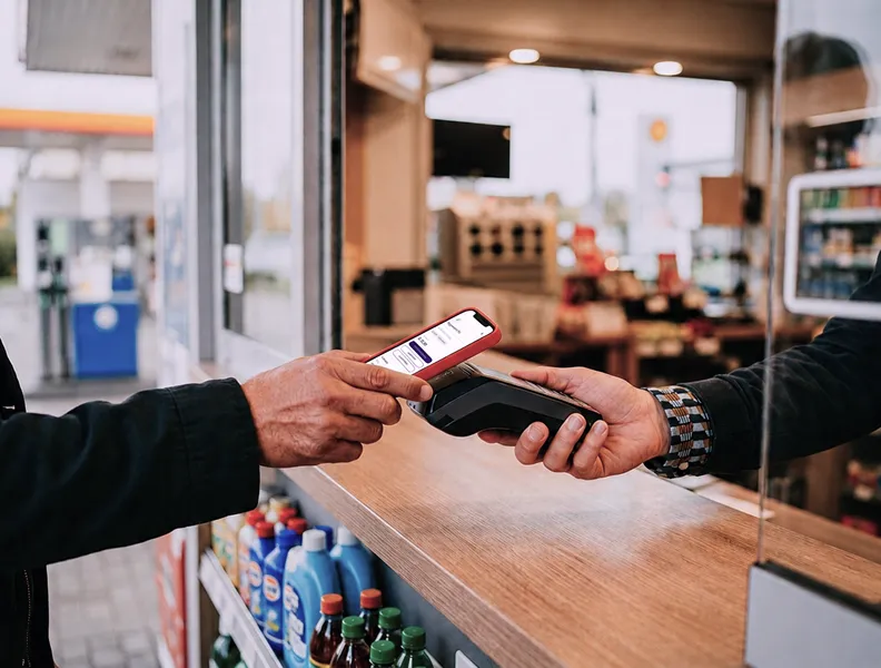 Fluxo de aprovação de despesas na plataforma Espresso, com usuários do time comercial enviando solicitações para o setor financeiro, demonstrando aprovação em tempo real com múltiplos níveis hierárquicos.