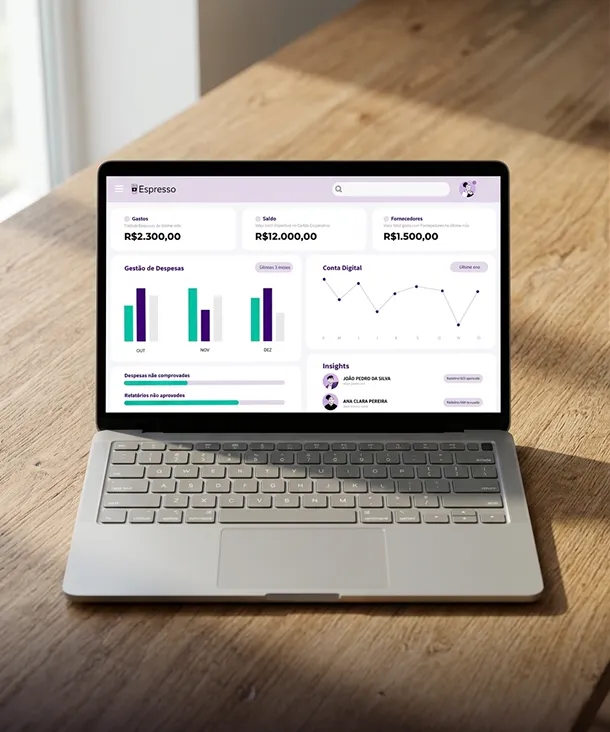 Laptop na mesa mostra dashboard financeiro com gráficos, saldo, gastos e fornecedores em real.