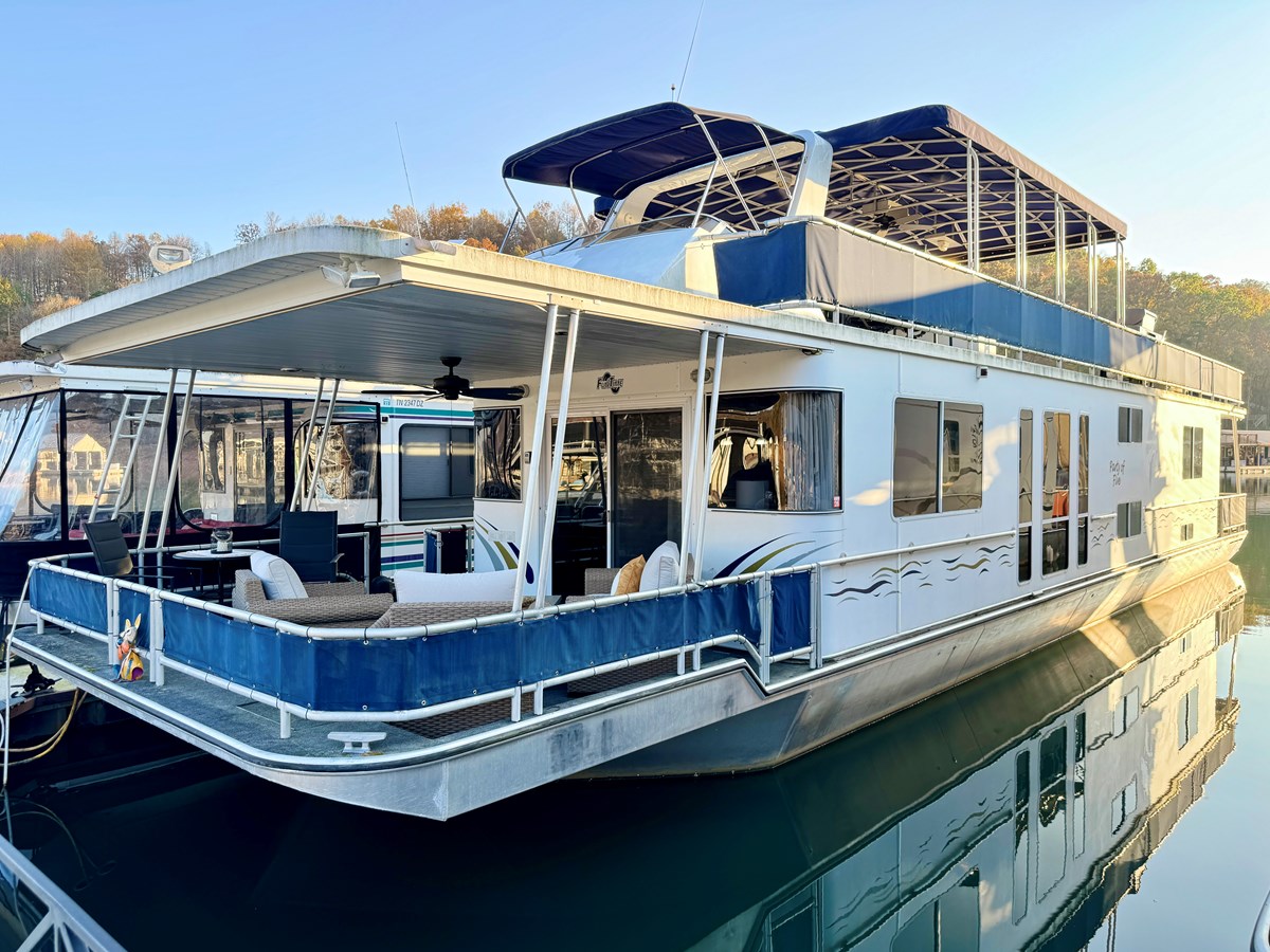 16 x 70 Wide Body Houseboat
