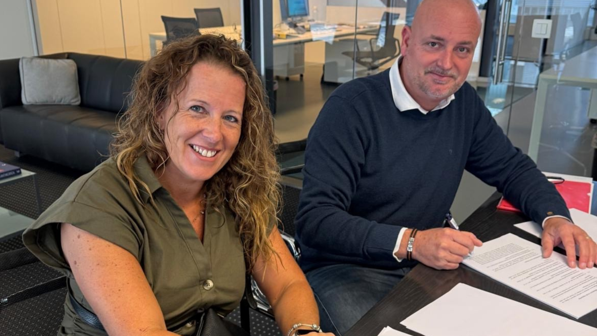 De directeuren van Commodity Centre Belgium, Wim Jacobs en Tamara Tanghe, ondertekenen documenten nu Commodity Centre Group Goossens Transport BV overneemt
