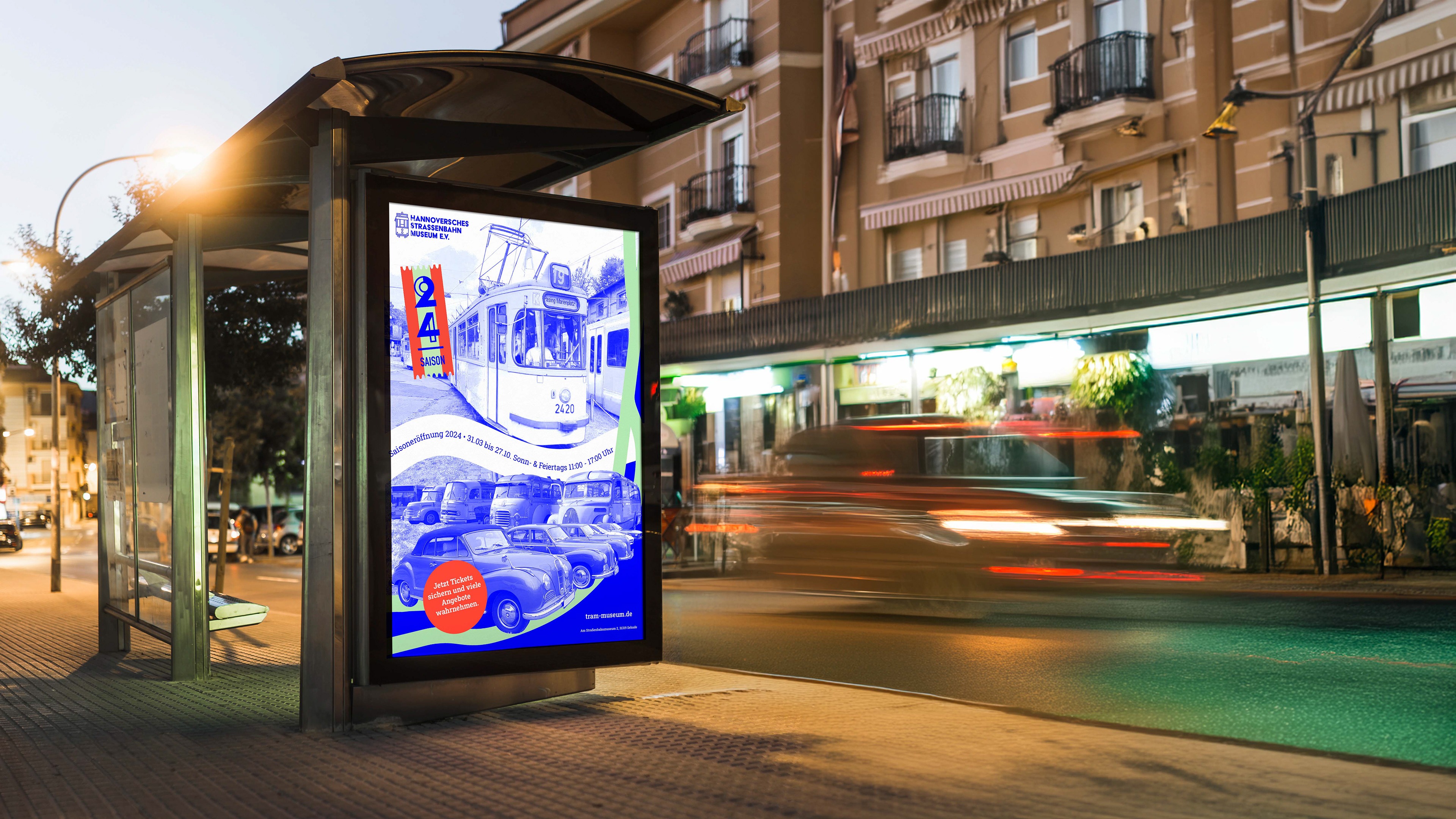 Saison-Plakat des Straßenbahnmuseums in einer Haltestelle am Abend