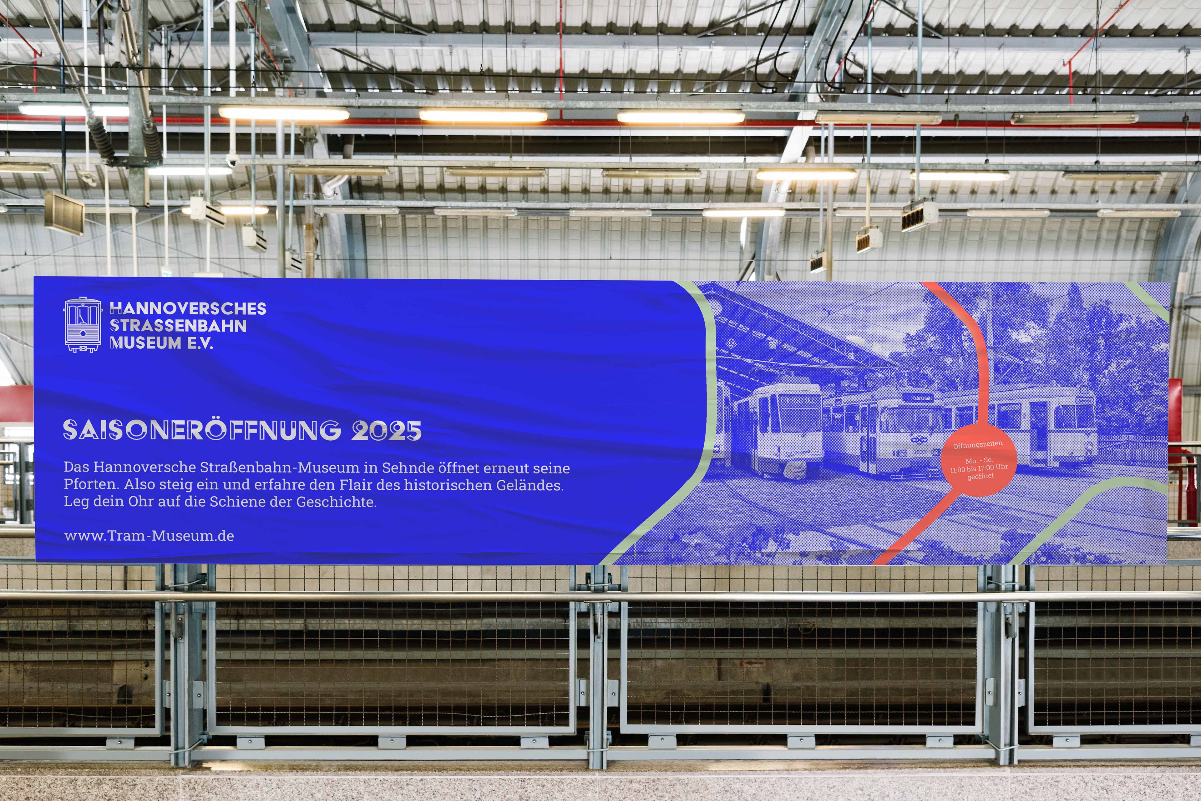 Großes Banner des Straßenbahnmuseums in einer Bahnhofshalle