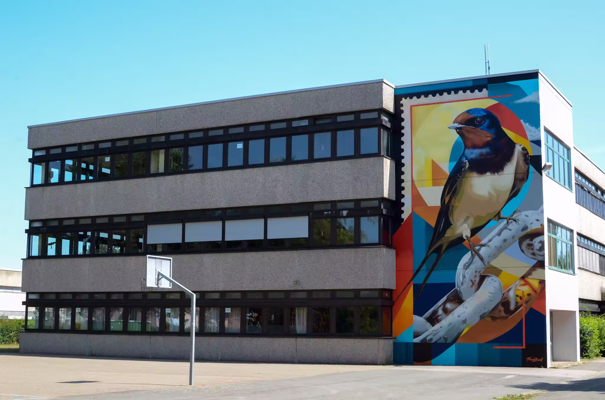 Betonblüten: Fassade mit einer riesigen Rauchschwalbe