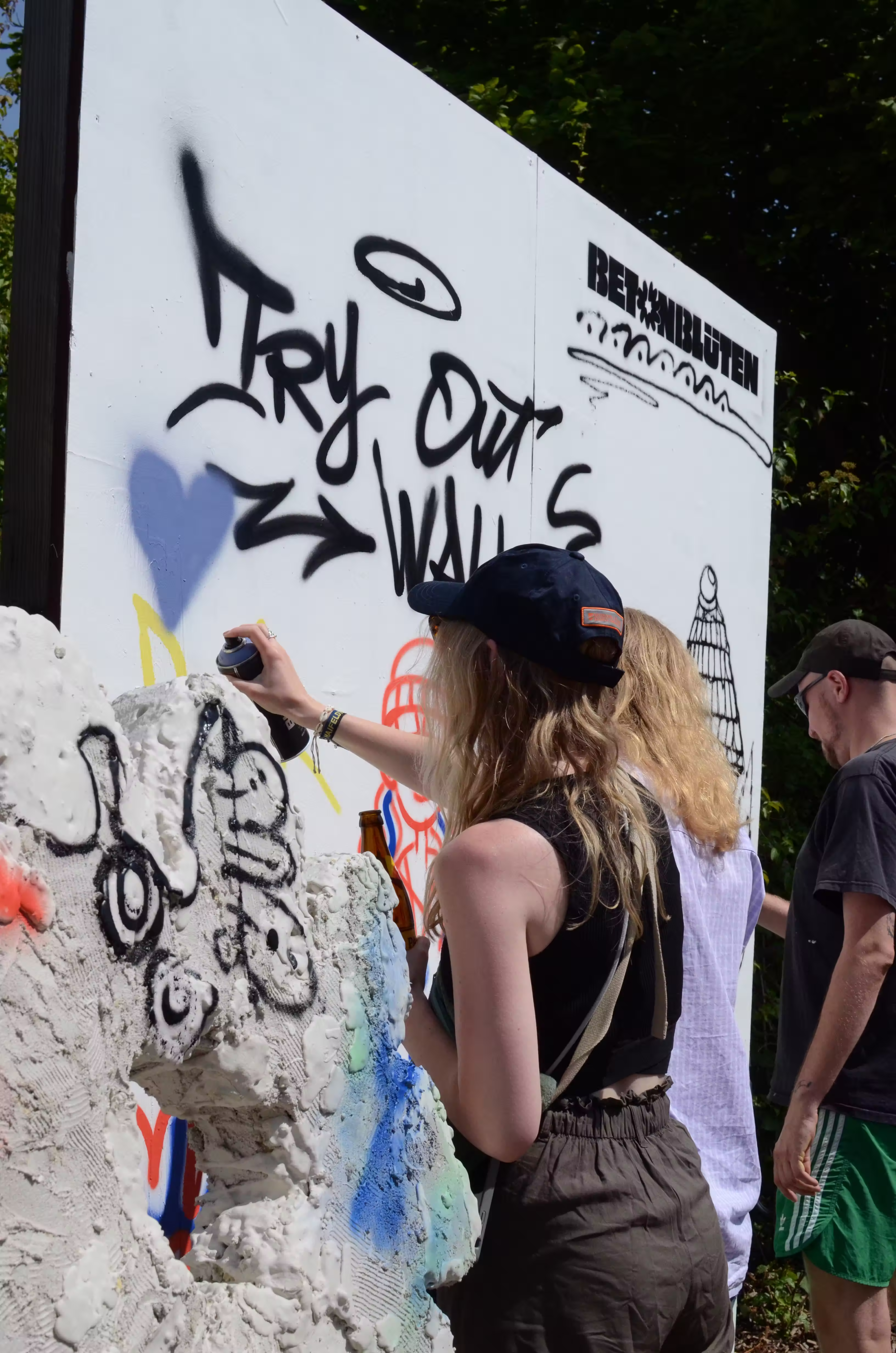 Betonblüten Festival: Besucher*innen sprühen an der Try-out-Wall