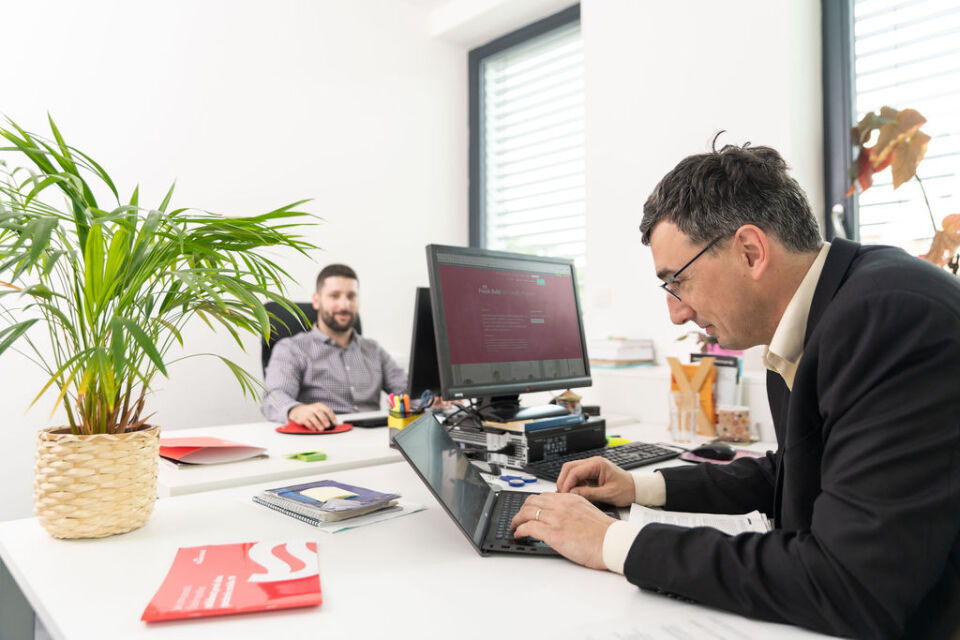 Pavel Černý v kanceláři Frank Bold