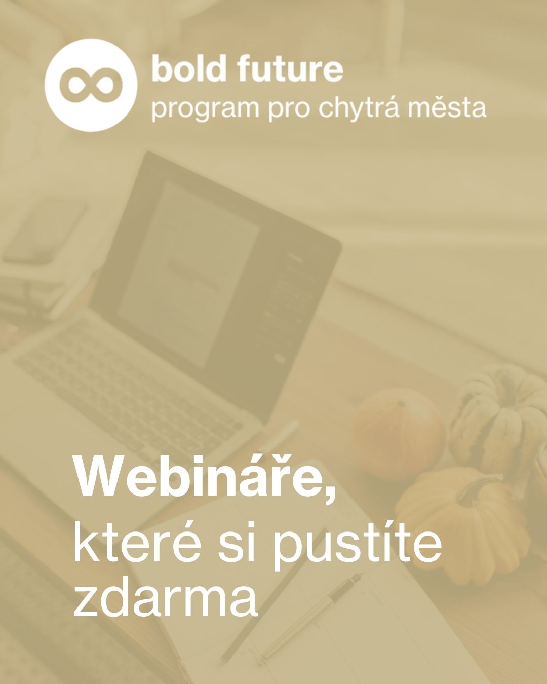 Laptop na stole se sezónní výzdobou a text: 'Webináře, které si pustíte zdarma'.