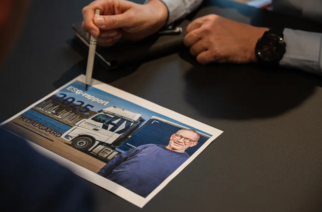Ein Mann zeigt mit einem Kugelschreiber auf eine Zeitung