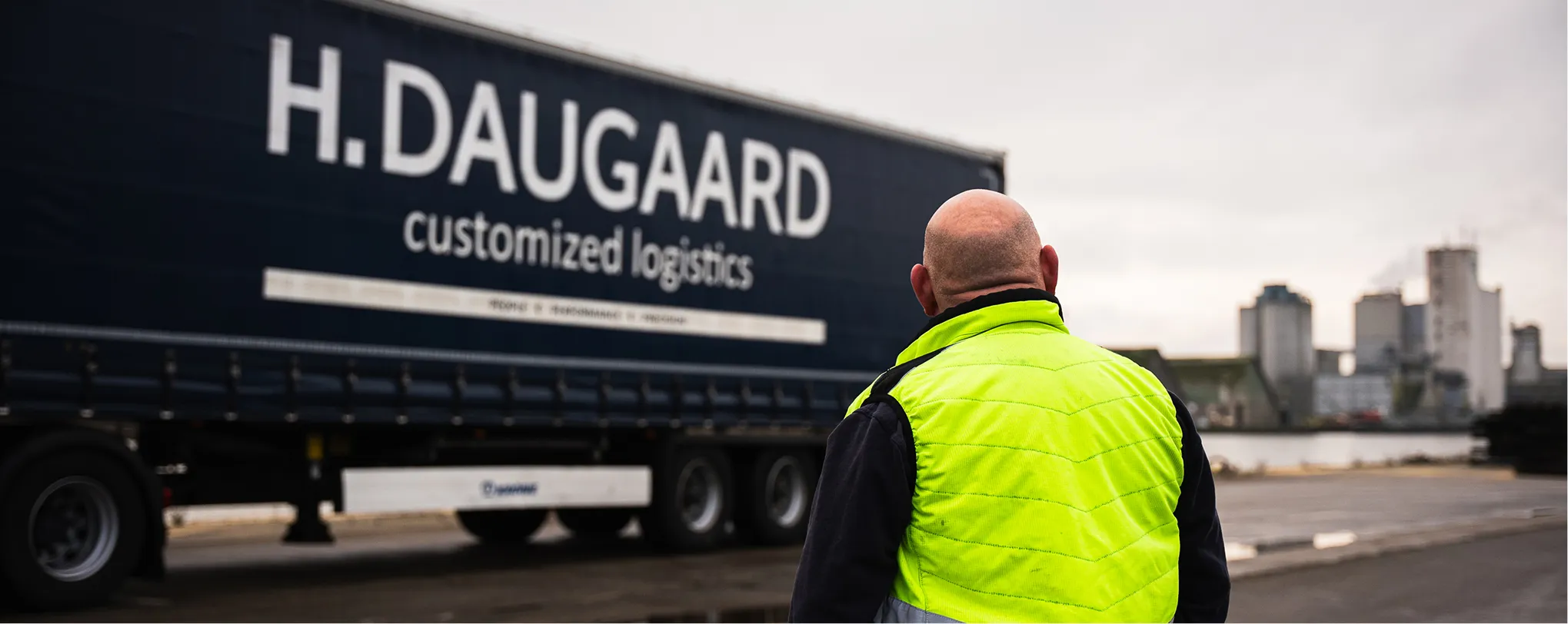 Ein Mann steht mit dem Rücken zugewandt vor einem Lastwagen