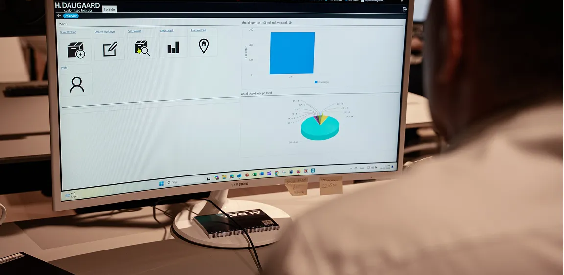 en mand kigger på en computerskærm