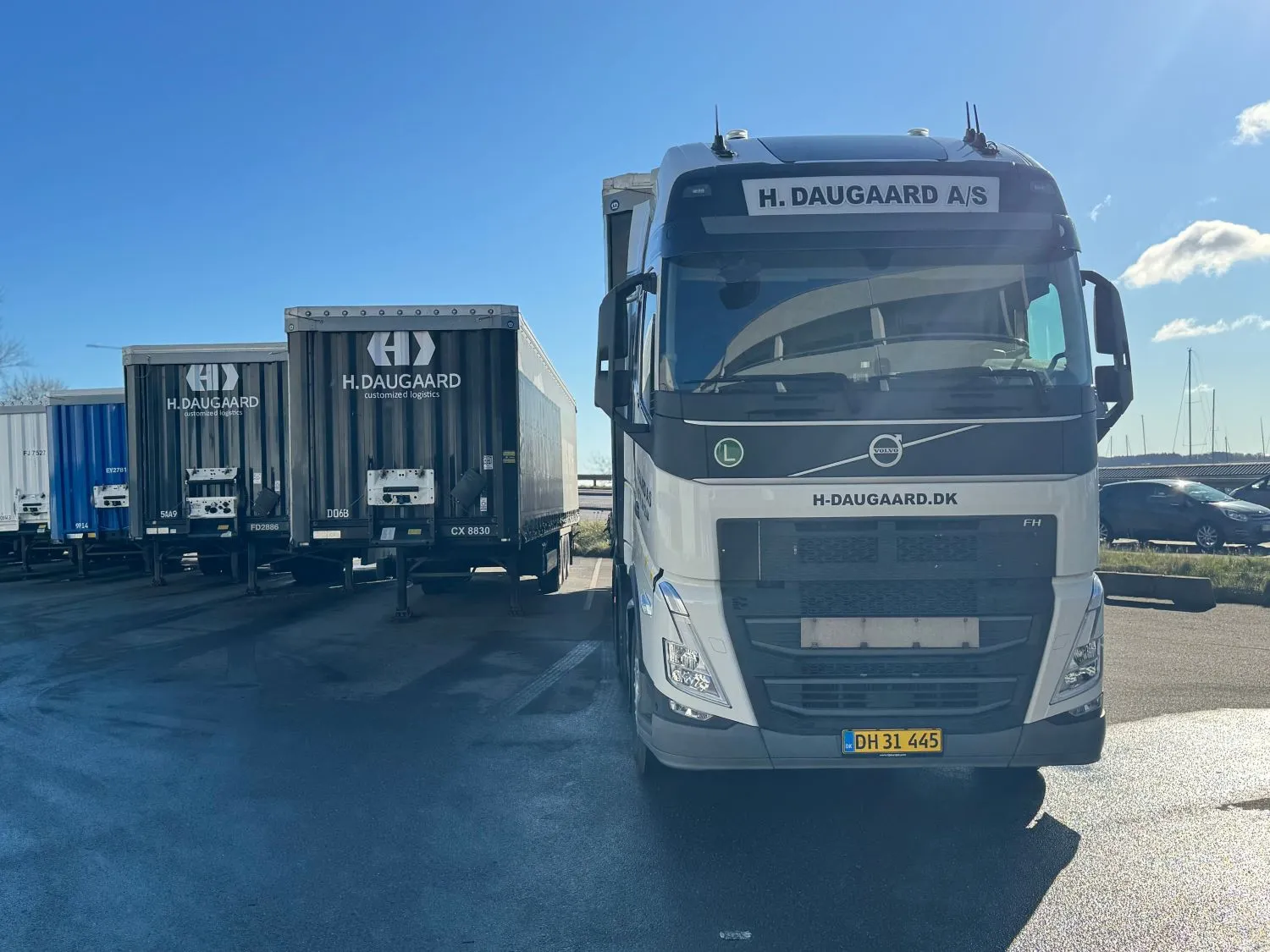 En lastbil, der holder stille