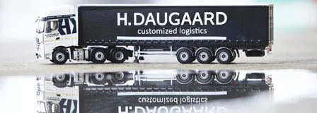 H. Daugaard-lastbil med trailer spejlet i blank overflade