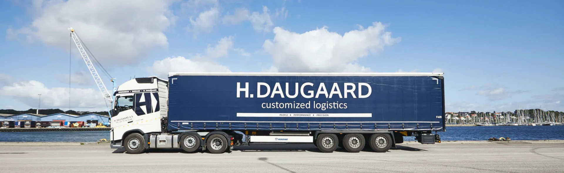 H. Daugaard-lastbil med trailer ved havnen