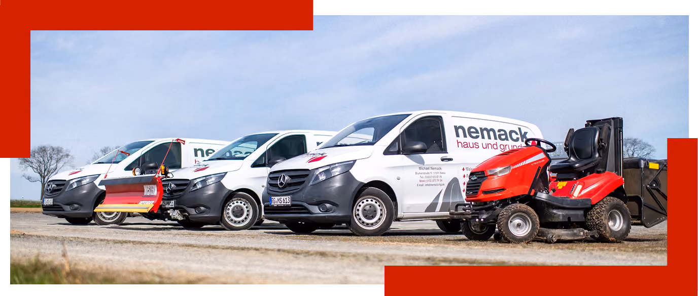 Drei weiße Transporter mit Nemack-Logo und ein rotes Rasentraktor auf einem Parkplatz.