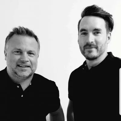 Emil Redo och Michael Magnusson, ägare till badrumsteamet, svart-vit bild.