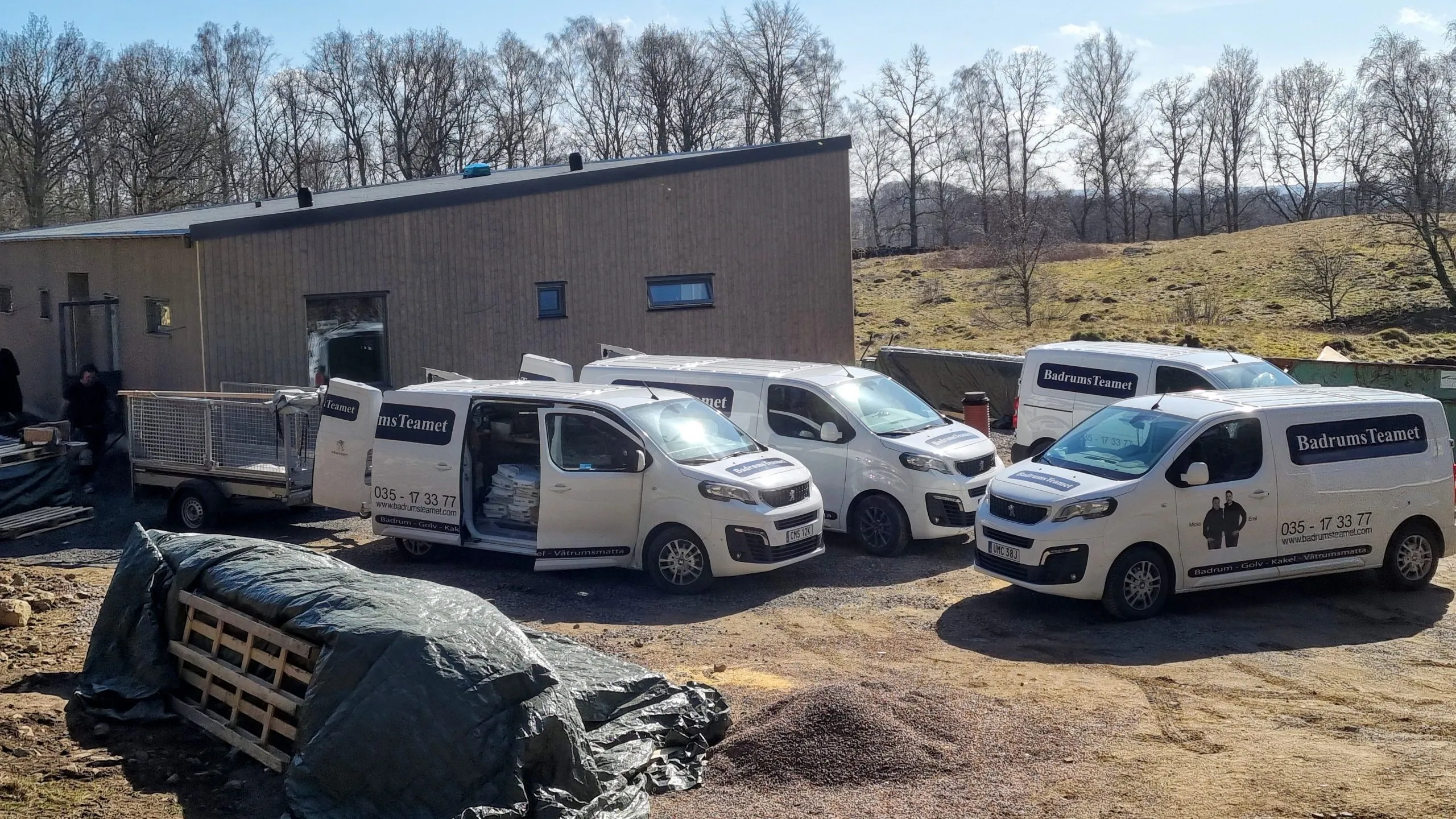 Badrumsteamet i Halmstad, företagsbild över transportbilarna.