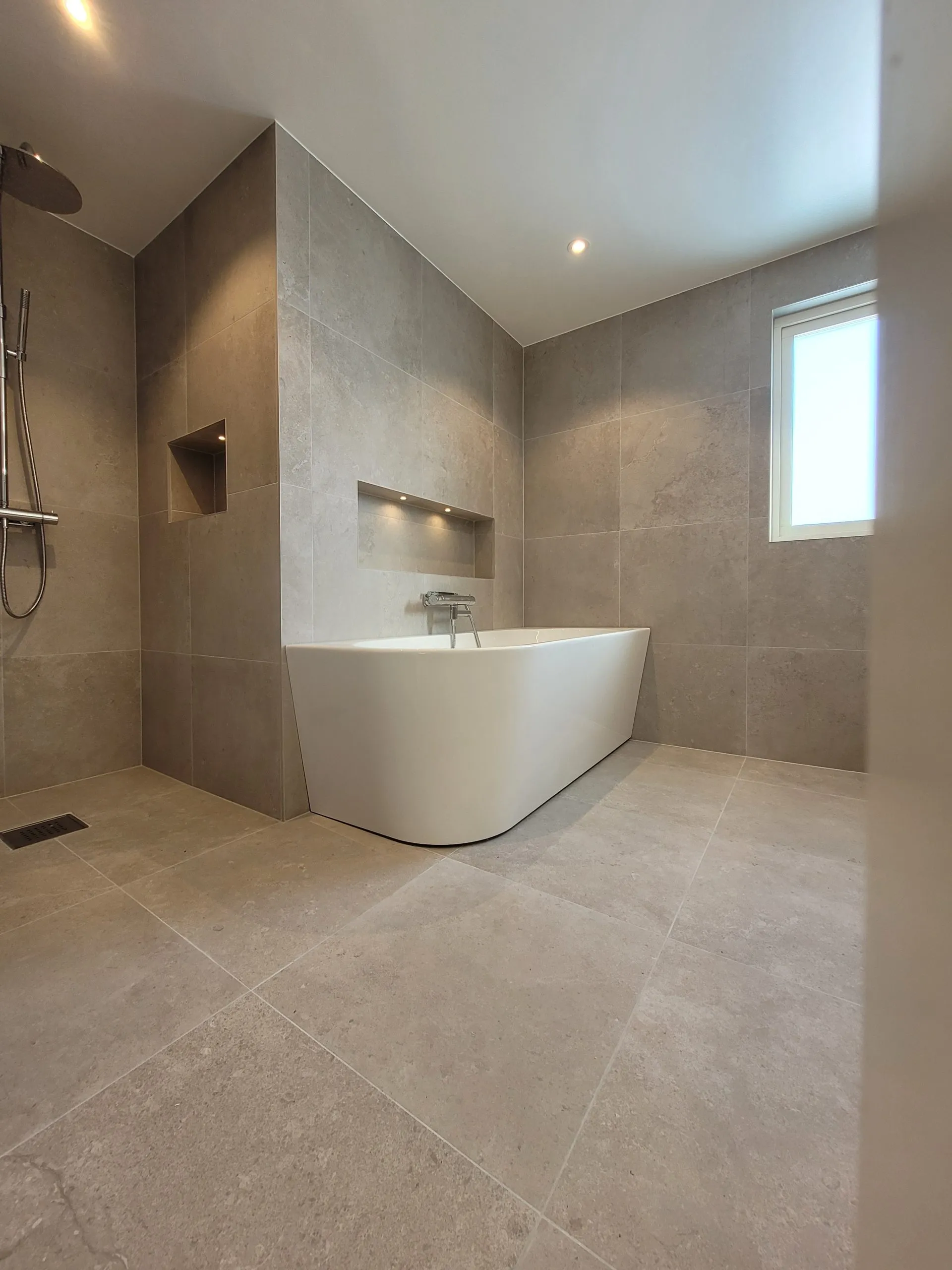 Modernt och nyrenoverat badrum hos en kund, av Badrumsteamet.