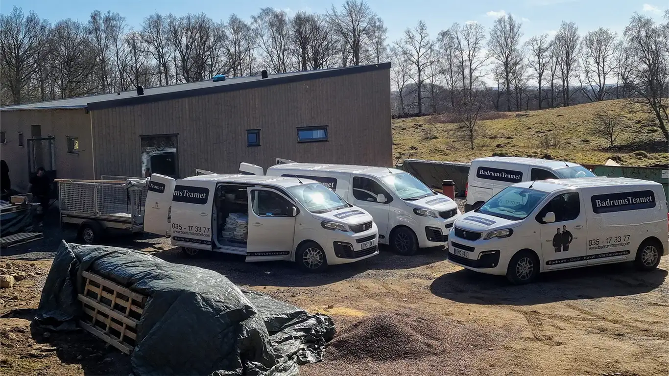 Badrumteamets transportbilar, på konstruktionsplats i Halmstad.