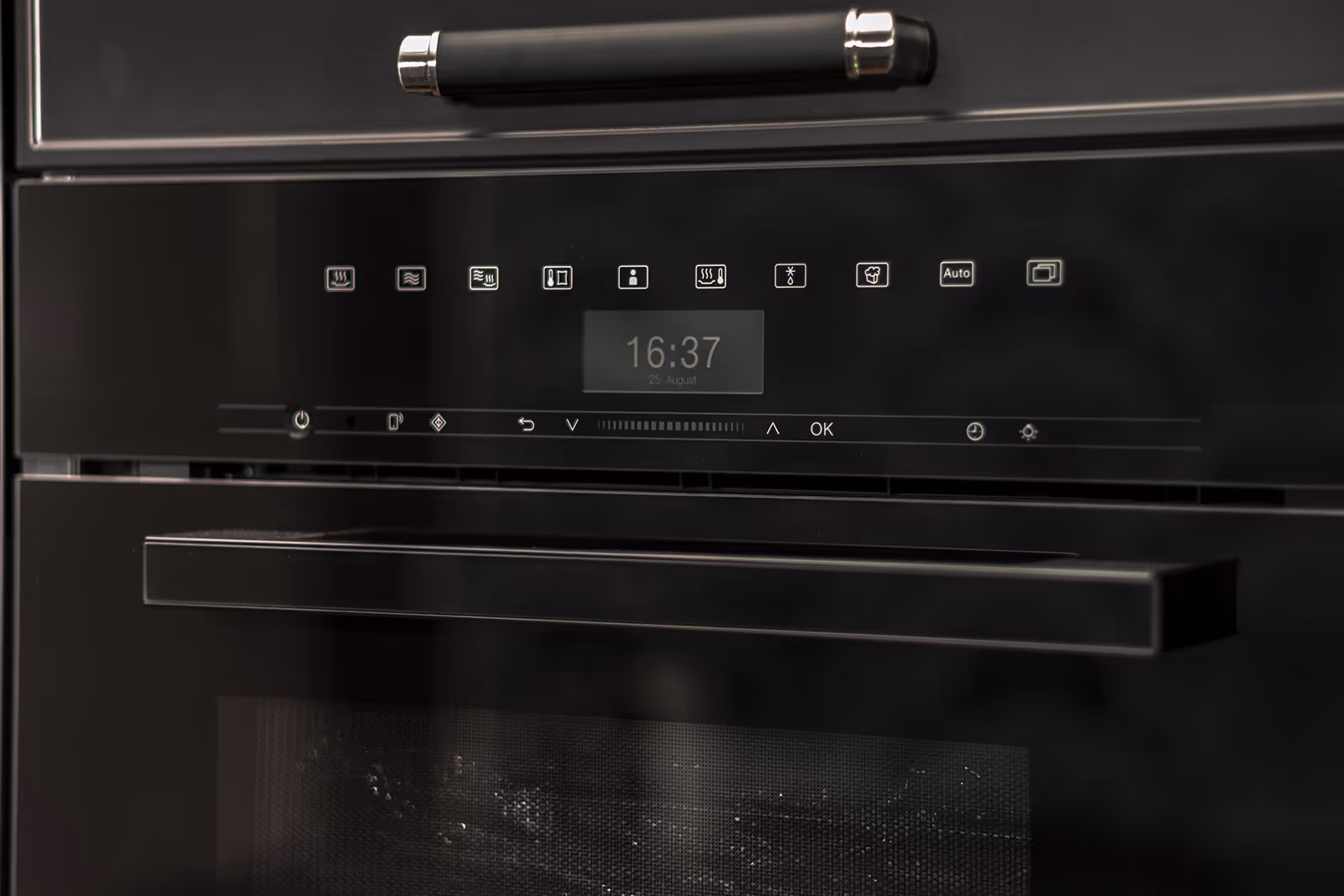 Detailaufnahme eines High-End Backofens in schwarzer Design-Küche – Studio 43 München