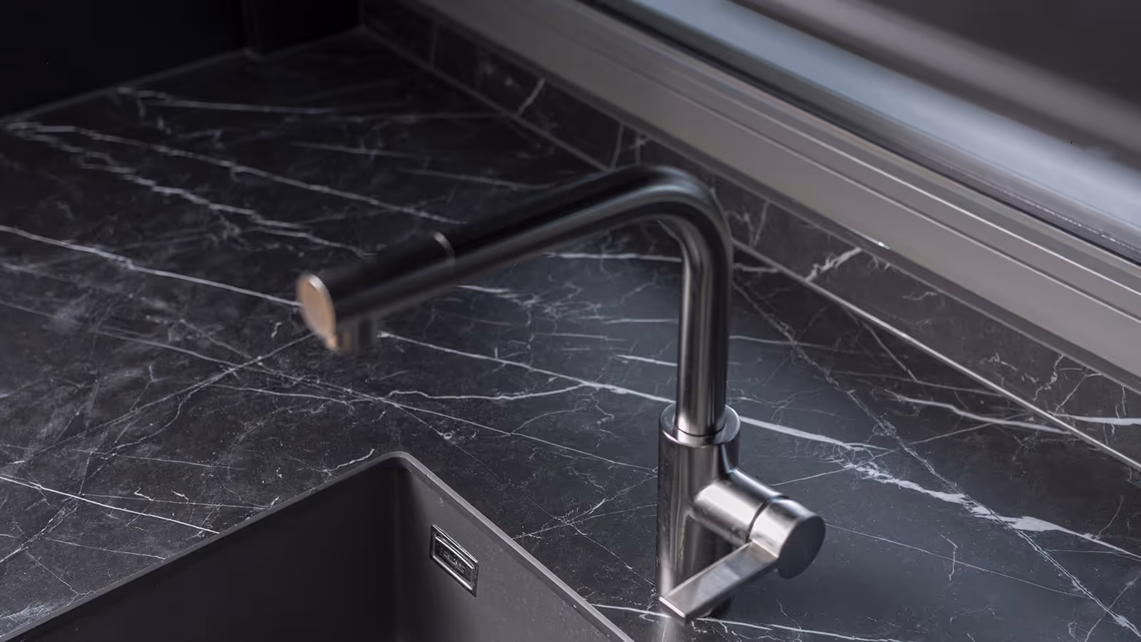 Schwarze Marmor-Arbeitsplatte mit Designer-Wasserhahn – Studio 43 maßgeschneiderte Küchen in München
