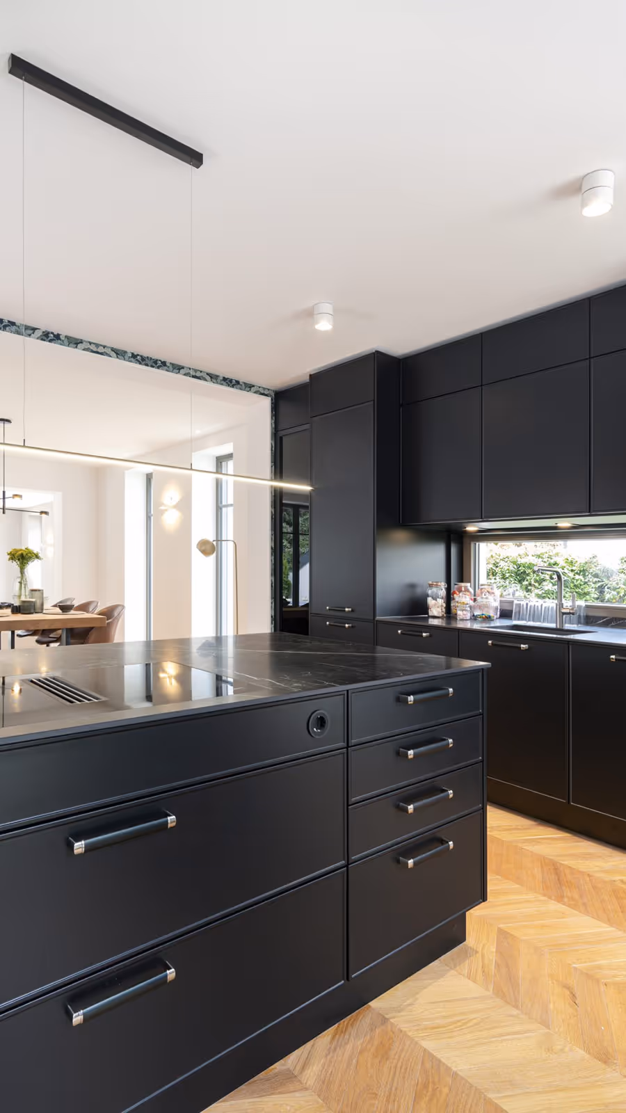 Schwarze Design-Küche mit matten Fronten und Marmor-Arbeitsplatte – Studio 43 Küchenplanung München