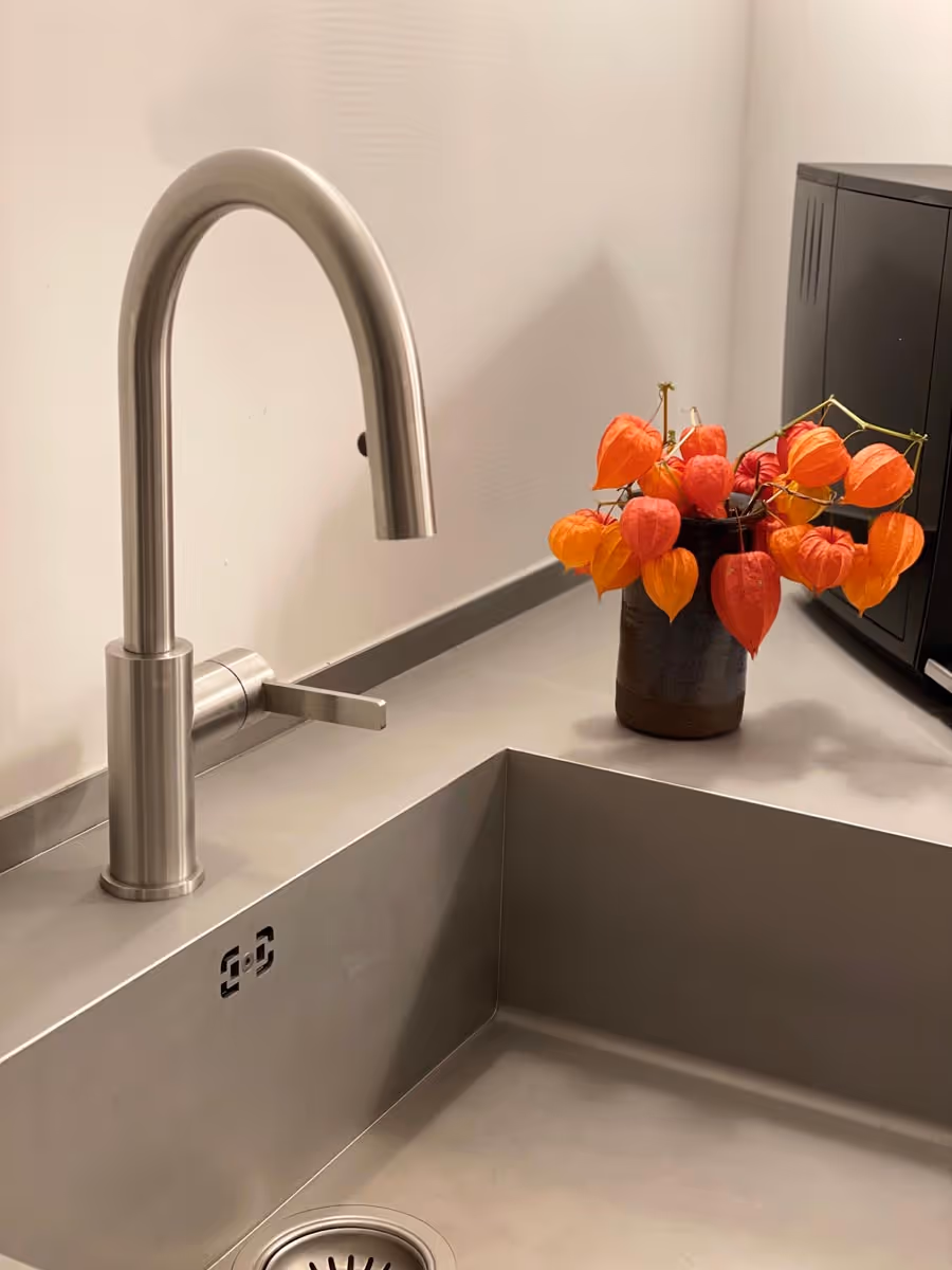 Detailaufnahme einer hochwertigen Edelstahlspüle mit Designer-Wasserhahn – Studio 43 exklusive Küchenlösungen München