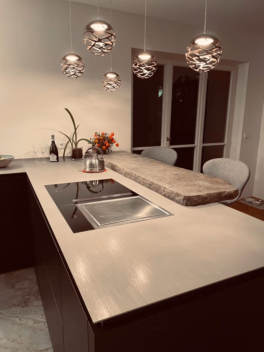 Moderne Design-Küche mit handgefertigter Edelstahl-Arbeitsplatte und Muschelkalk-Theke – Studio 43 exklusive Küchenplanung München