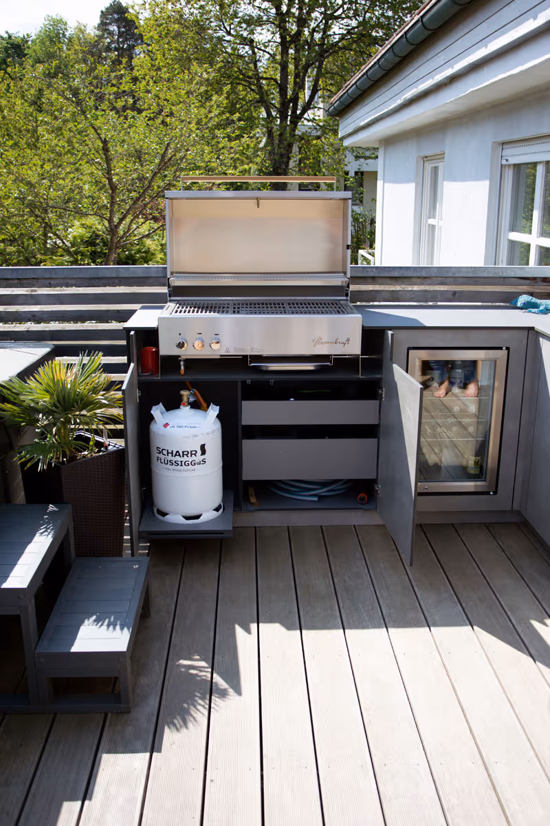 Outdoor-Küche mit integriertem Gasgrill, Weinkühlschrank und cleverem Stauraum – Studio 43 Dachterrassen-Küchen München