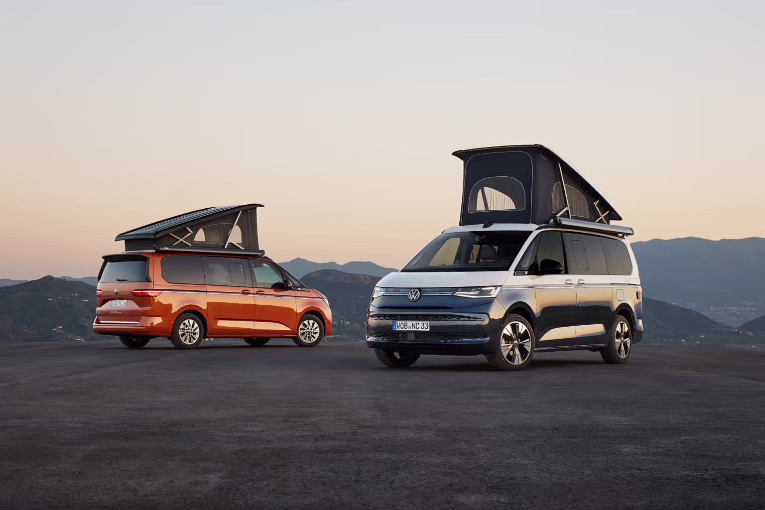 2 Van avec toit relevable au coucher de soleil