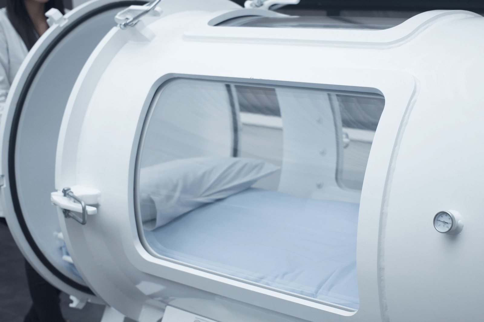 Medical hyperbaric oxygen therapy chamber used for healing treatments at the best hyperbaric oxygen therapy in Sandy Springs.