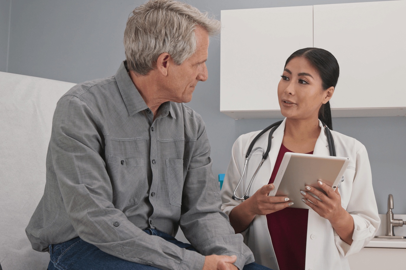 Man consults with doctor about HBOT treatment after pelvic radiation therapy