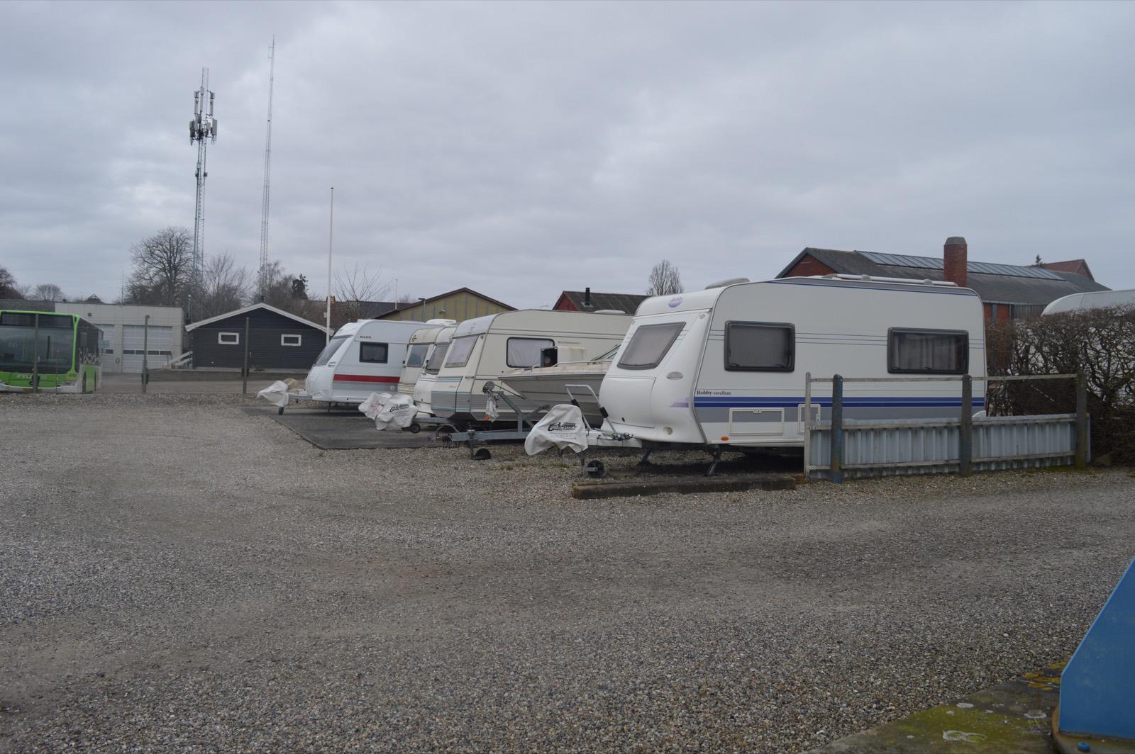 Campingvogne og trailere i udendørs opbevaring hos Nyborg Møbelhotel