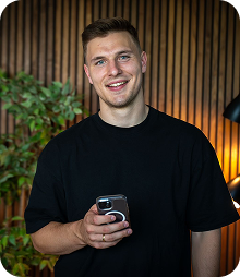 Bild mit einer Grafik und grüner Schrift im Vordergrund