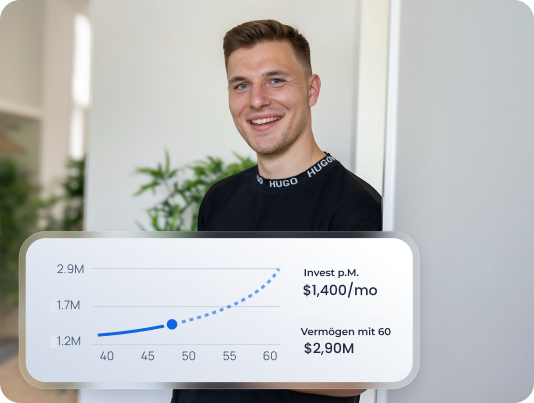 Bild von Lukas mit einer Grafik im Vordergrund