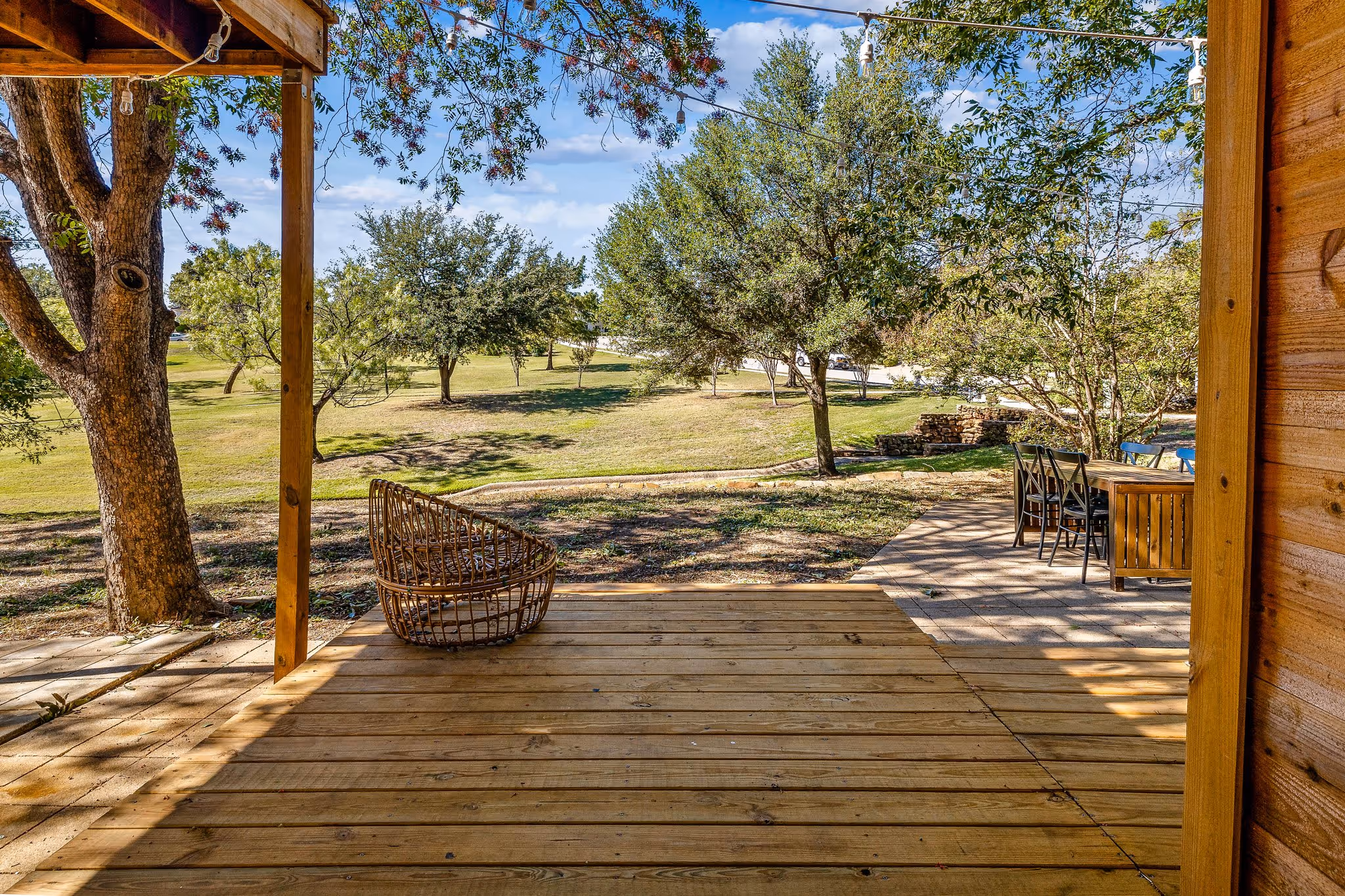 Spacious Mid-century home king beds+charming views