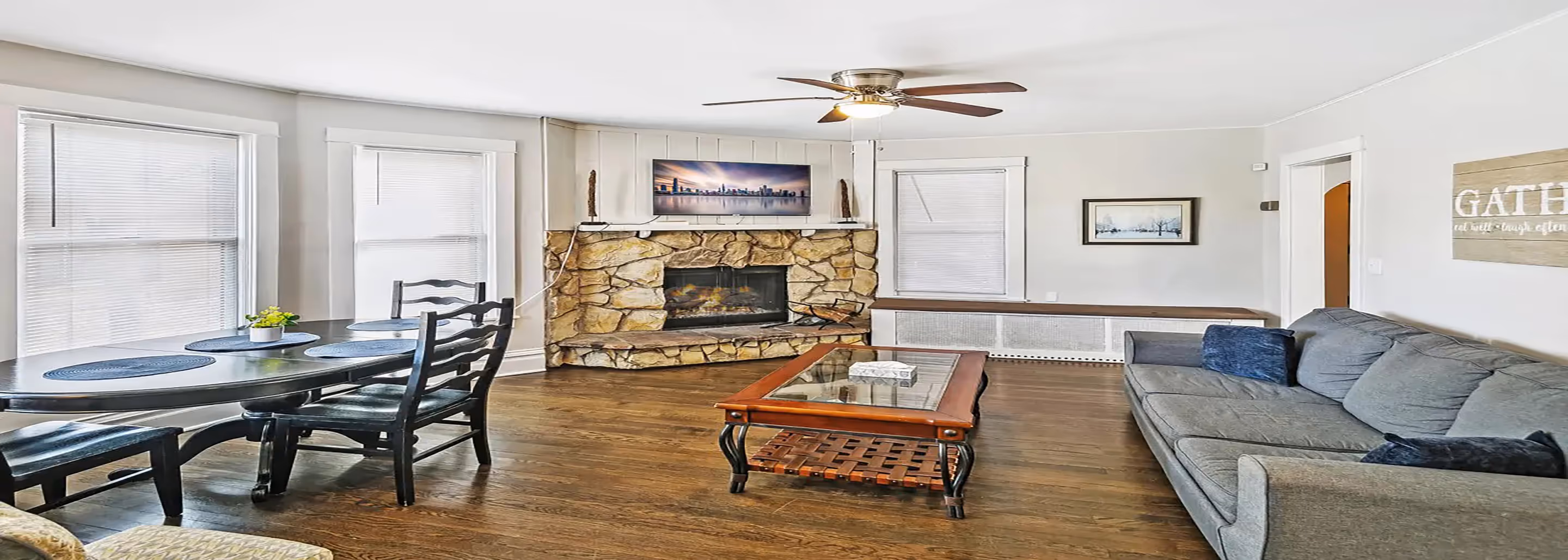 2 Bdr Apt - King Bed - Walk to Dwntwn Libertyville
