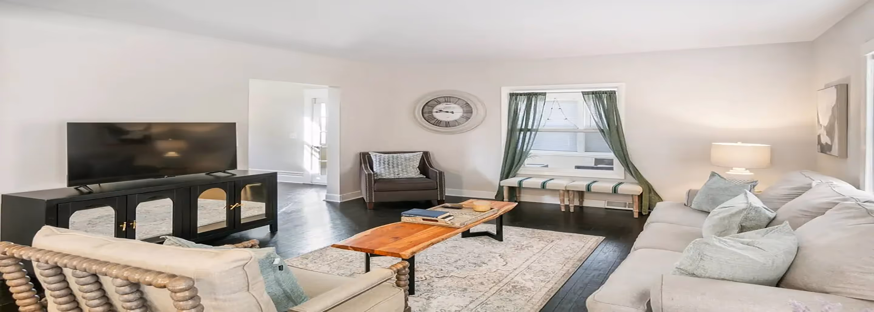 2 Bdr Apt - King Bed - Walk to Dwntwn Libertyville