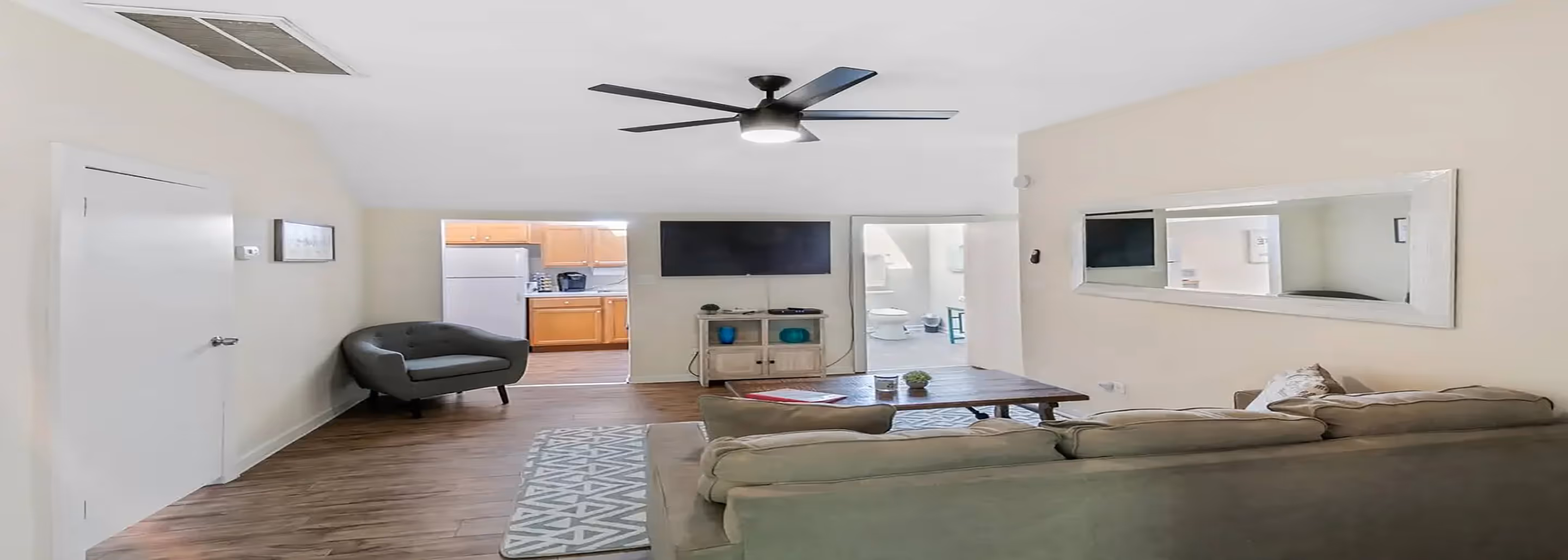 2 Bdr Apt - King Bed - Walk to Dwntwn Libertyville