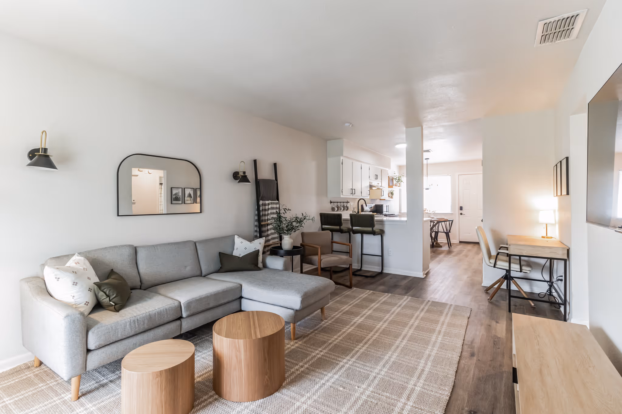 Beautiful 2 BDR • Washer & Dryer • Garage • Desk