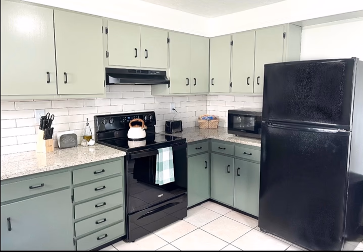 https://upcdn.io/W23MTH6/image/uploads/2025/07/16/4jeGc8NW8f-kitchen%20fridge.JPG?f=avif&w=900&h=500&fit=cover&quality=60