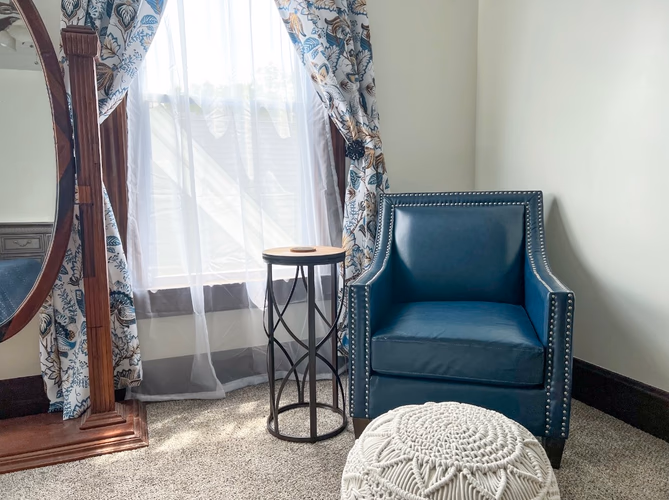 https://upcdn.io/W23MTH6/image/uploads/2025/07/16/4jeGc8Nz36-blue%20chair%20area.JPG?f=avif&w=900&h=500&fit=cover&quality=60