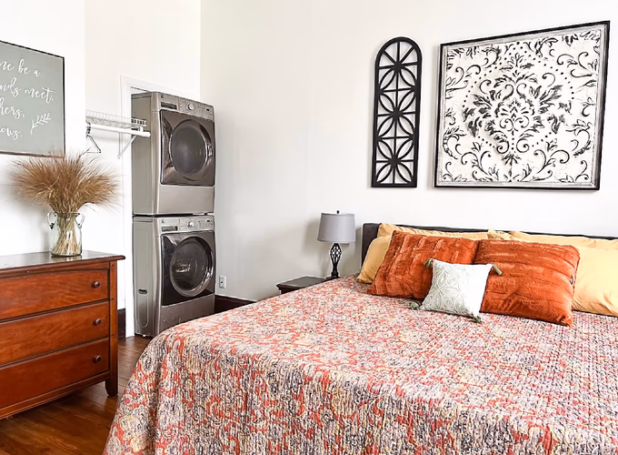 https://upcdn.io/W23MTH6/image/uploads/2025/07/16/4jeGc8JW73-master%20w%20laundry.JPG?f=avif&w=900&h=500&fit=cover&quality=60