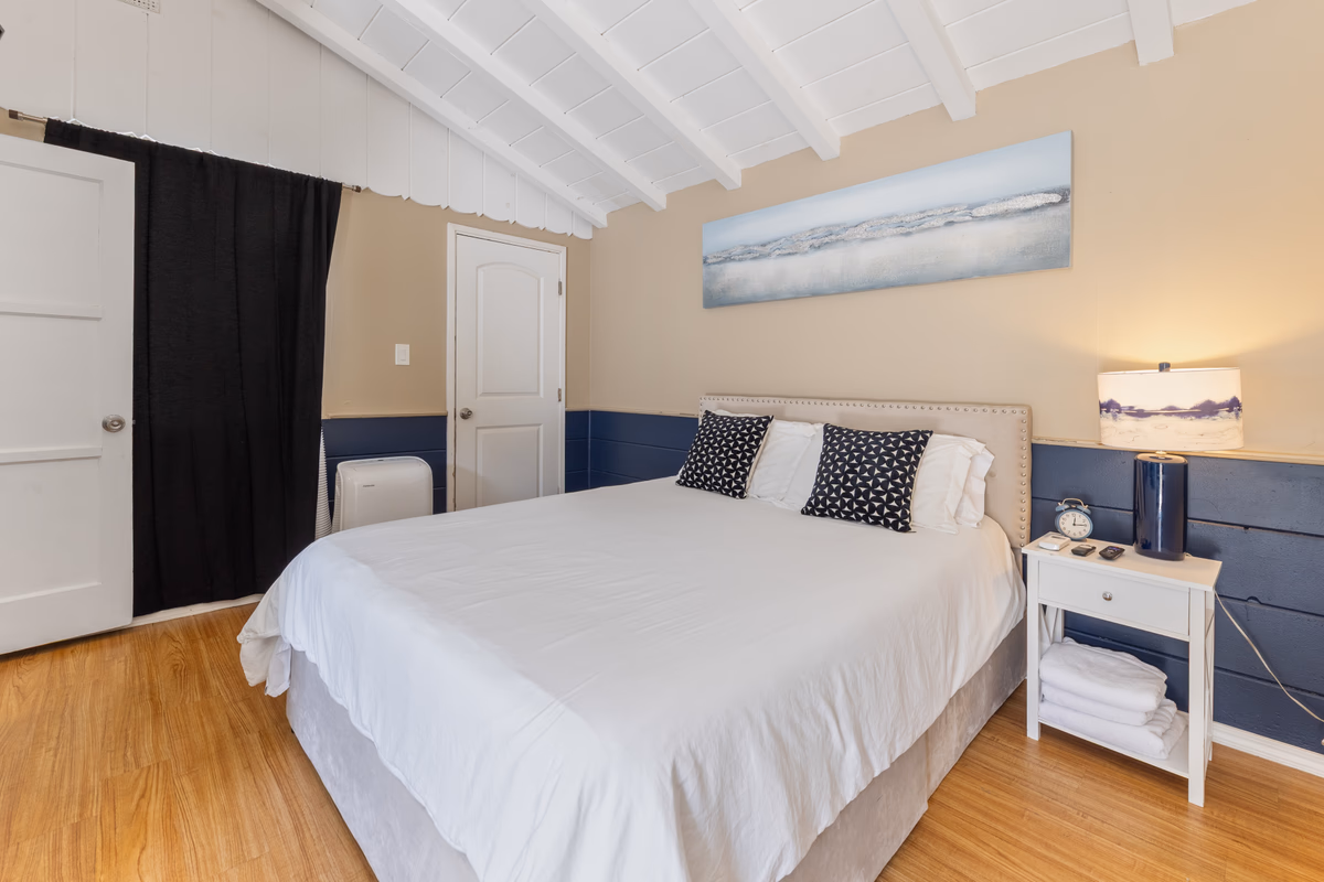 Patio + AC+ Desk+ Smart TV+ AC near Disney & Beach
