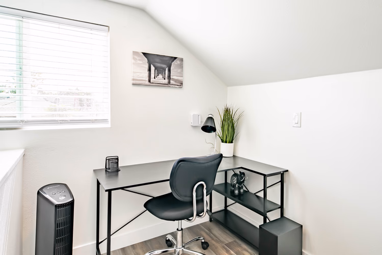 https://upcdn.io/W23MTH6/image/uploads/2025/07/19/4jdyWsXJKU-Work%20Station.jpg?f=avif&w=900&h=500&fit=cover&quality=60
