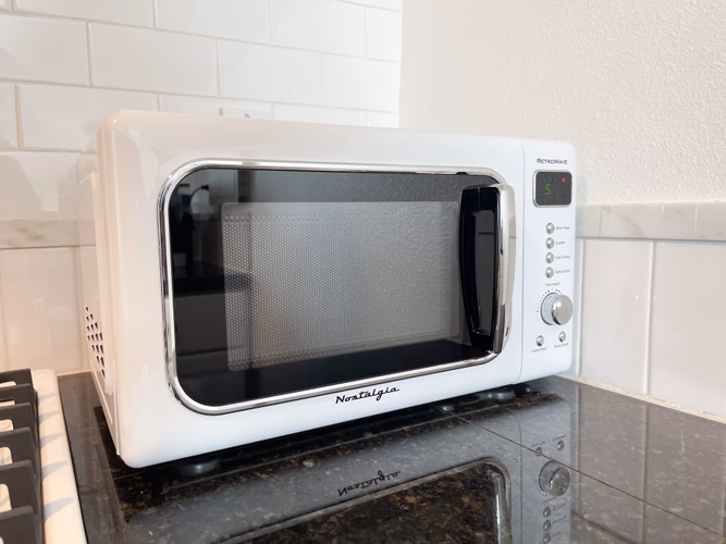 https://upcdn.io/W23MTH6/image/uploads/2025/07/19/4jdyWsKH3e-New%20Retro%20Style%20Microwave.jpg?f=avif&w=900&h=500&fit=cover&quality=60