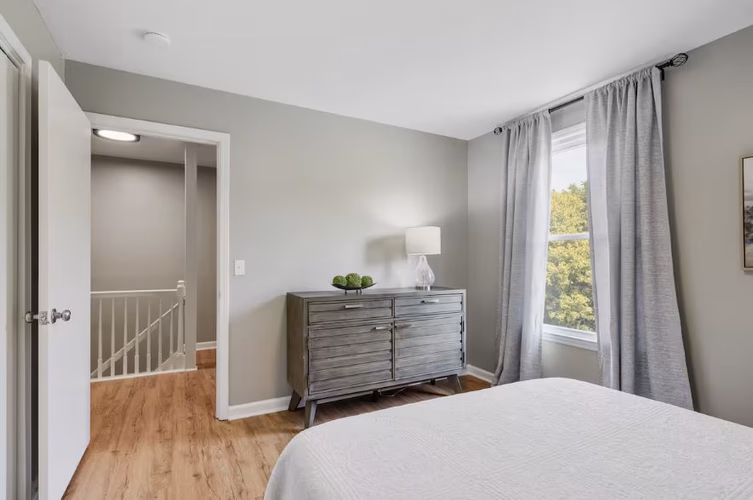 https://upcdn.io/W23MTH6/image/uploads/2025/07/20/4jdqrTHAJt-bedroom%203.JPG?f=avif&w=900&h=500&fit=cover&quality=60