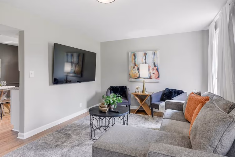 https://upcdn.io/W23MTH6/image/uploads/2025/07/20/4jdqrT4VJu-living%20room%202.JPG?f=avif&w=900&h=500&fit=cover&quality=60