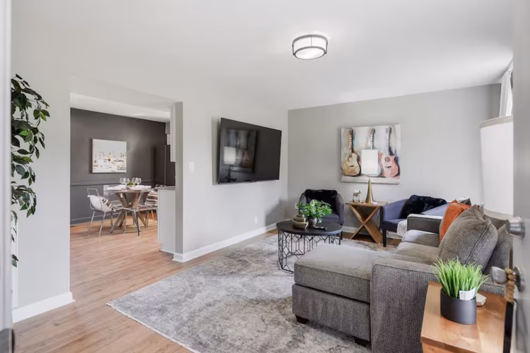 https://upcdn.io/W23MTH6/image/uploads/2025/07/20/4jdqrTHgAf-living%20room.JPG?f=avif&w=900&h=500&fit=cover&quality=60